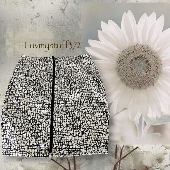 Lovely Chic Black & Ivory Crackle Pattern Pencil Skirt - Picture 2 of 6